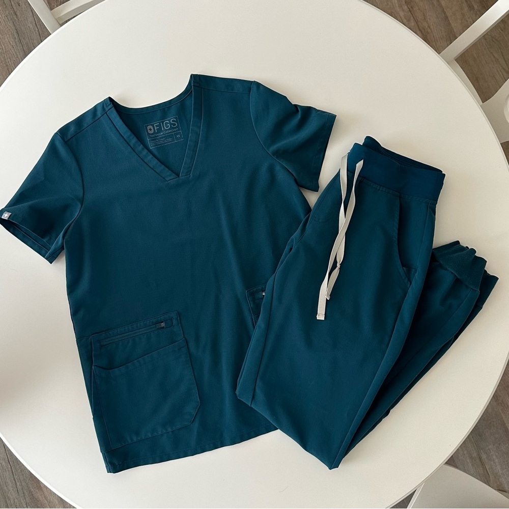 Used Figs Women’s Scrub Top and Bottom